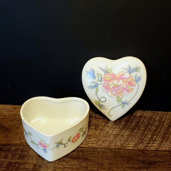 Heart-Shaped Floral Keepsake Box - Picture 3 of 4